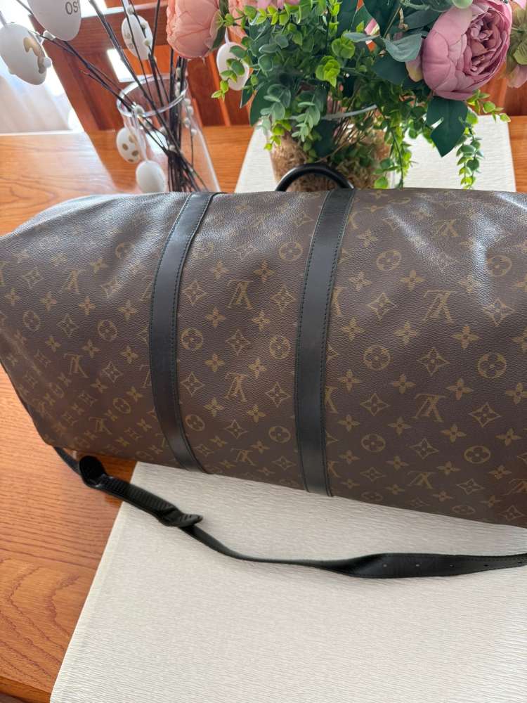 Louis Vuitton keepal