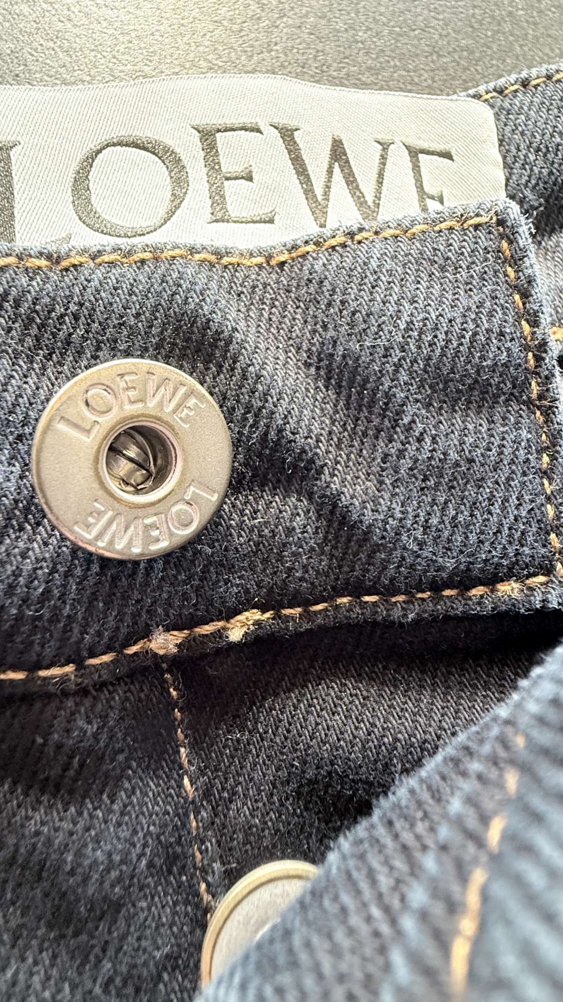 Rovné džínsy Loewe s vysokým pásom a koženými vreckami Anagram