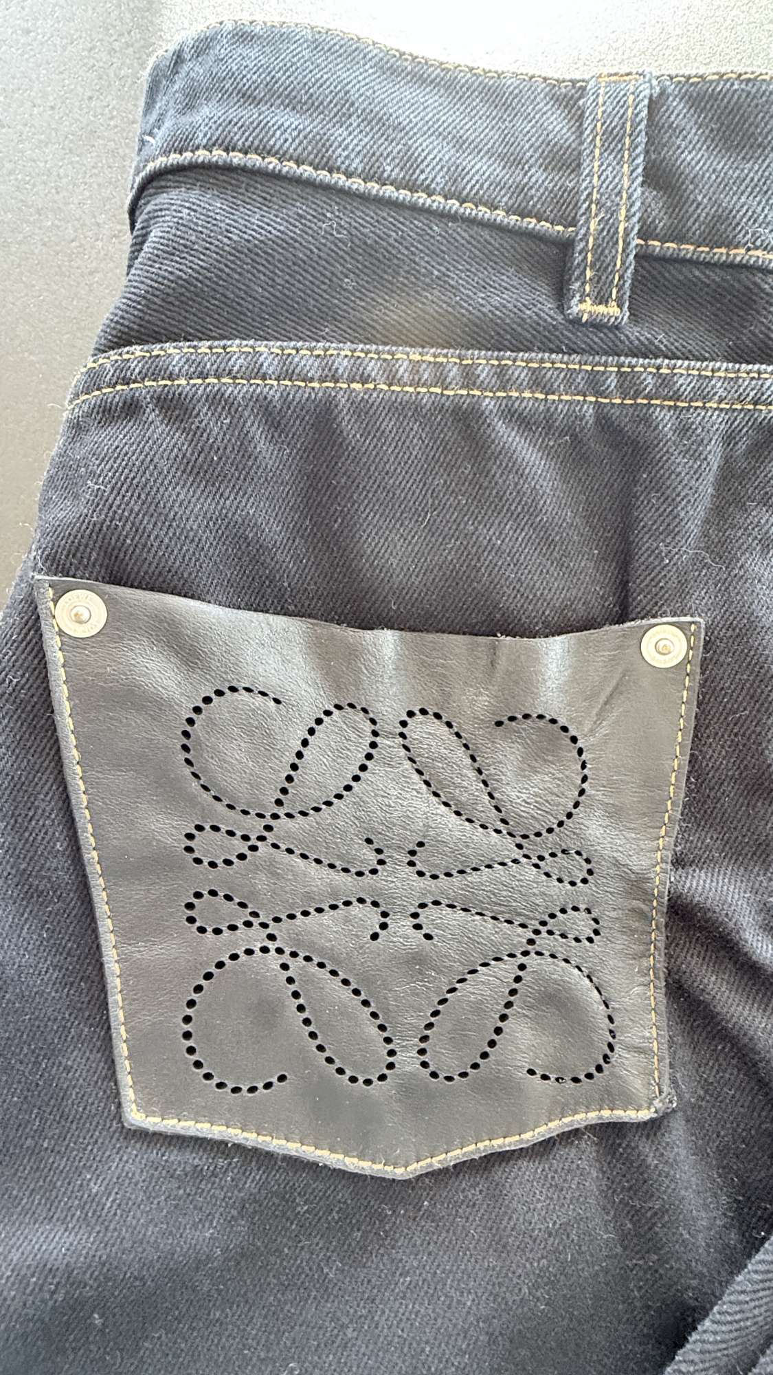 Rovné džínsy Loewe s vysokým pásom a koženými vreckami Anagram