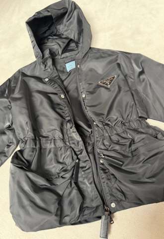 https://www.vipluxury.sk/Prada nenosena prechodná Bunda s