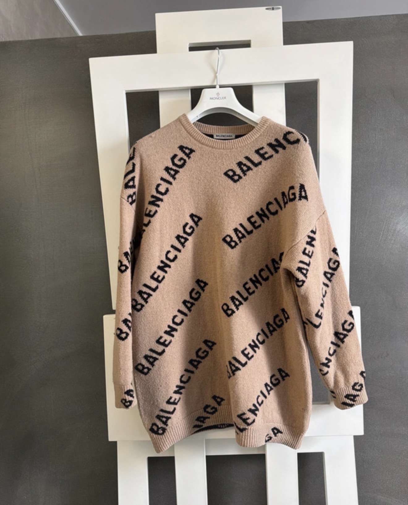 Balenciaga sveter