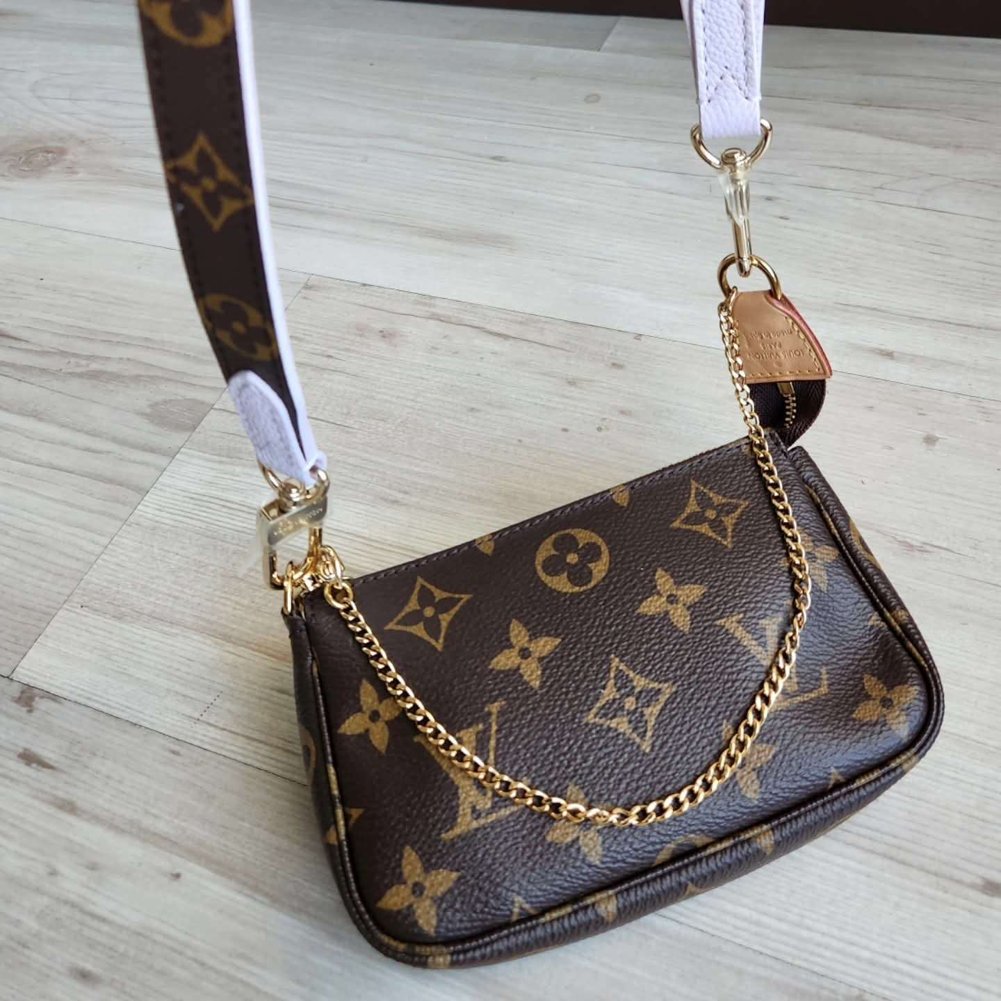 Louis Vuitton Pochette s popruhem
