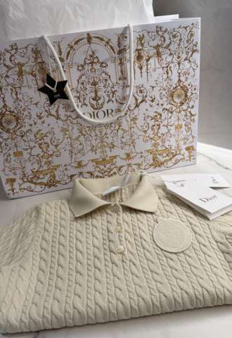 https://www.vipluxury.sk/Dior Médaillon Short-Sleeved Sweater