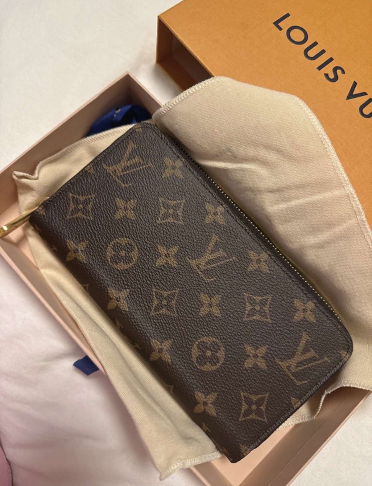 Louis VUITTON zippy wallet