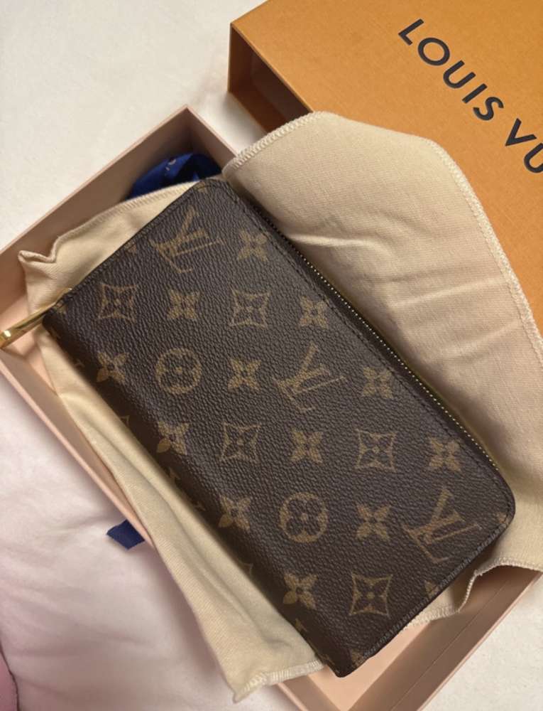 Louis VUITTON zippy wallet