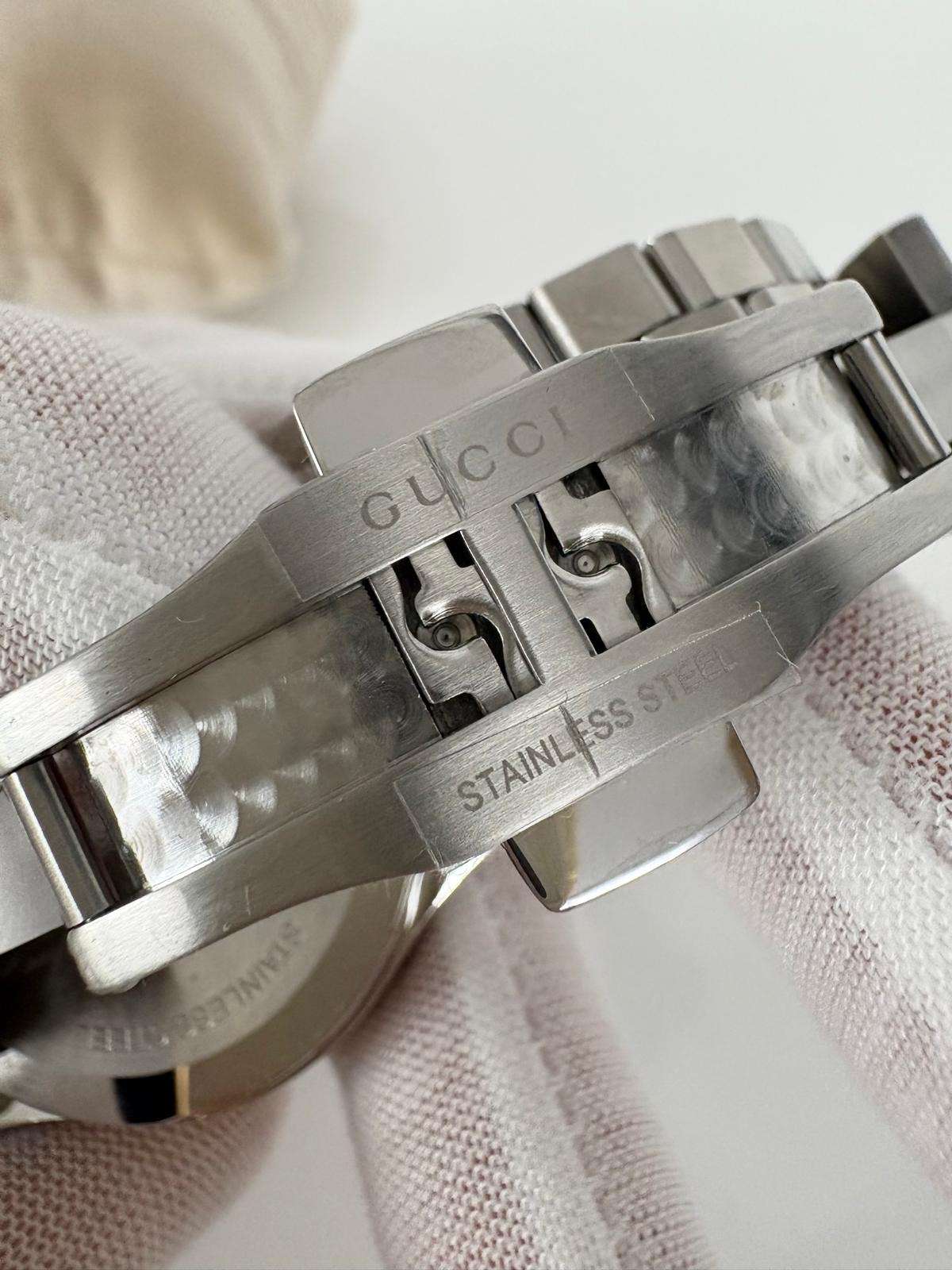 Gucci G-Timeless Iconic – Oceľ / Čierny Guilloché Ciferník