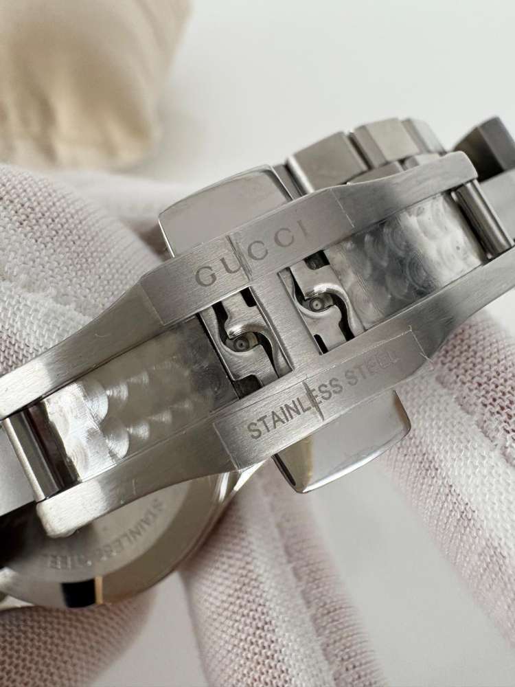 Gucci G-Timeless Iconic – Oceľ / Čierny Guilloché Ciferník