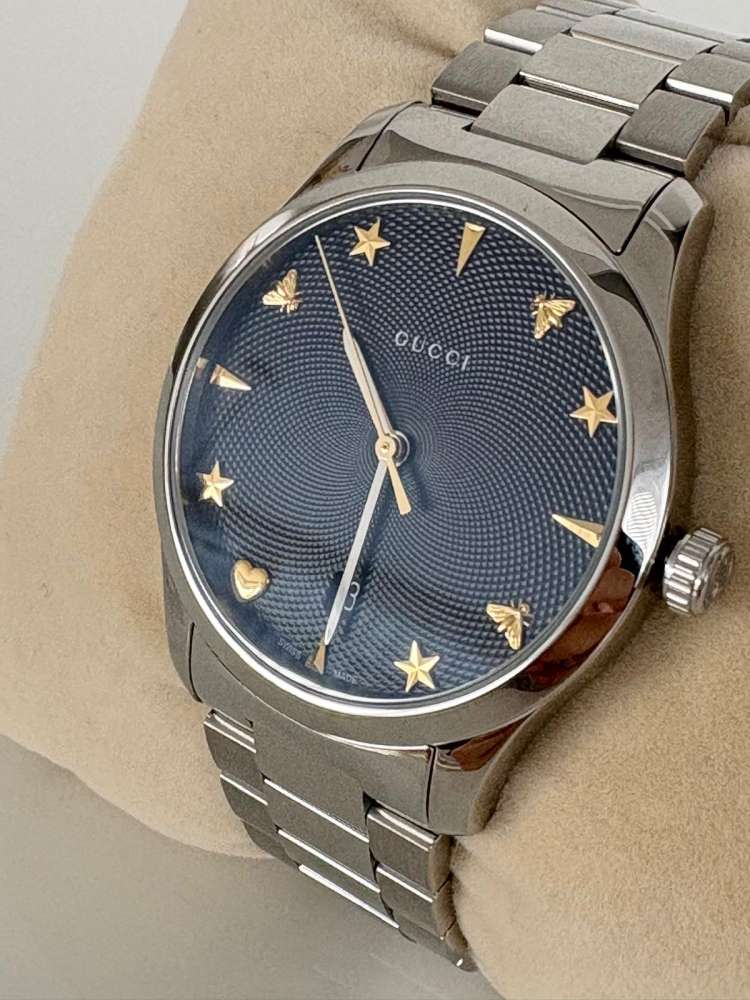 Gucci G-Timeless Iconic – Oceľ / Čierny Guilloché Ciferník