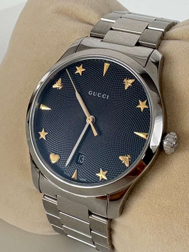 Gucci G-Timeless Iconic – Oceľ / Čierny Guilloché Ciferník