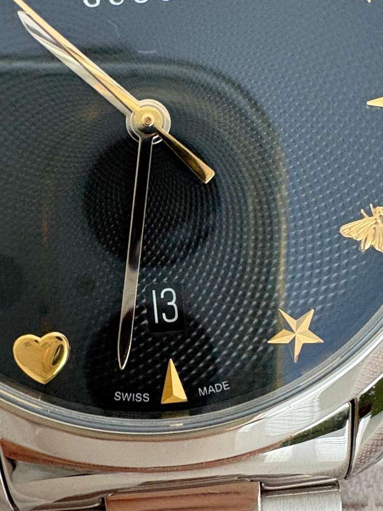 Gucci G-Timeless Iconic – Oceľ / Čierny Guilloché Ciferník