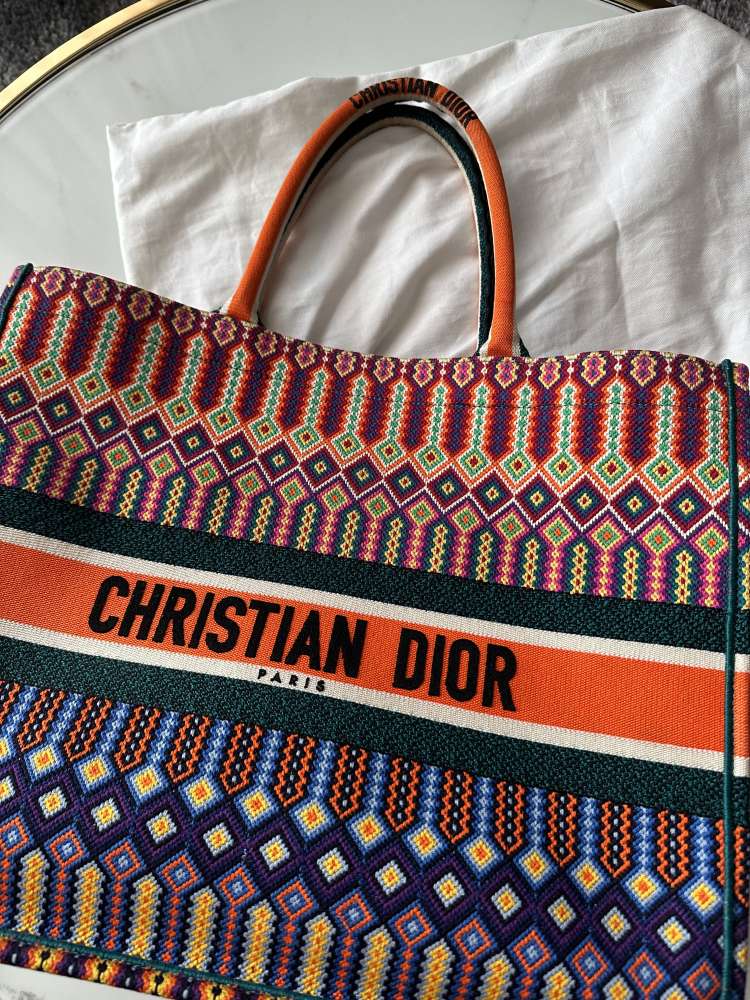 Dior tote book