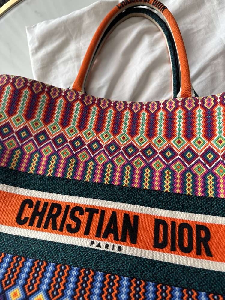 Dior tote book
