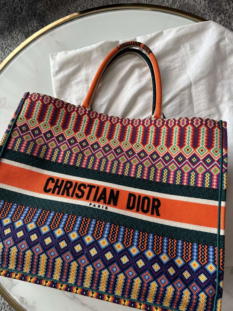 Dior tote book