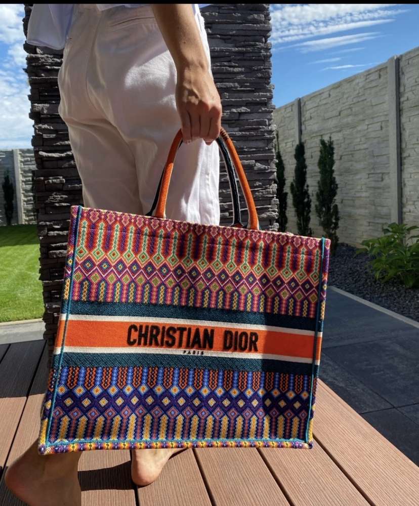 Dior tote book
