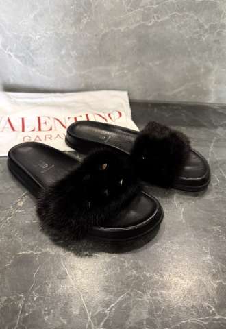 https://www.vipluxury.sk/Valentino Black Fur Rockstud Flat Slides