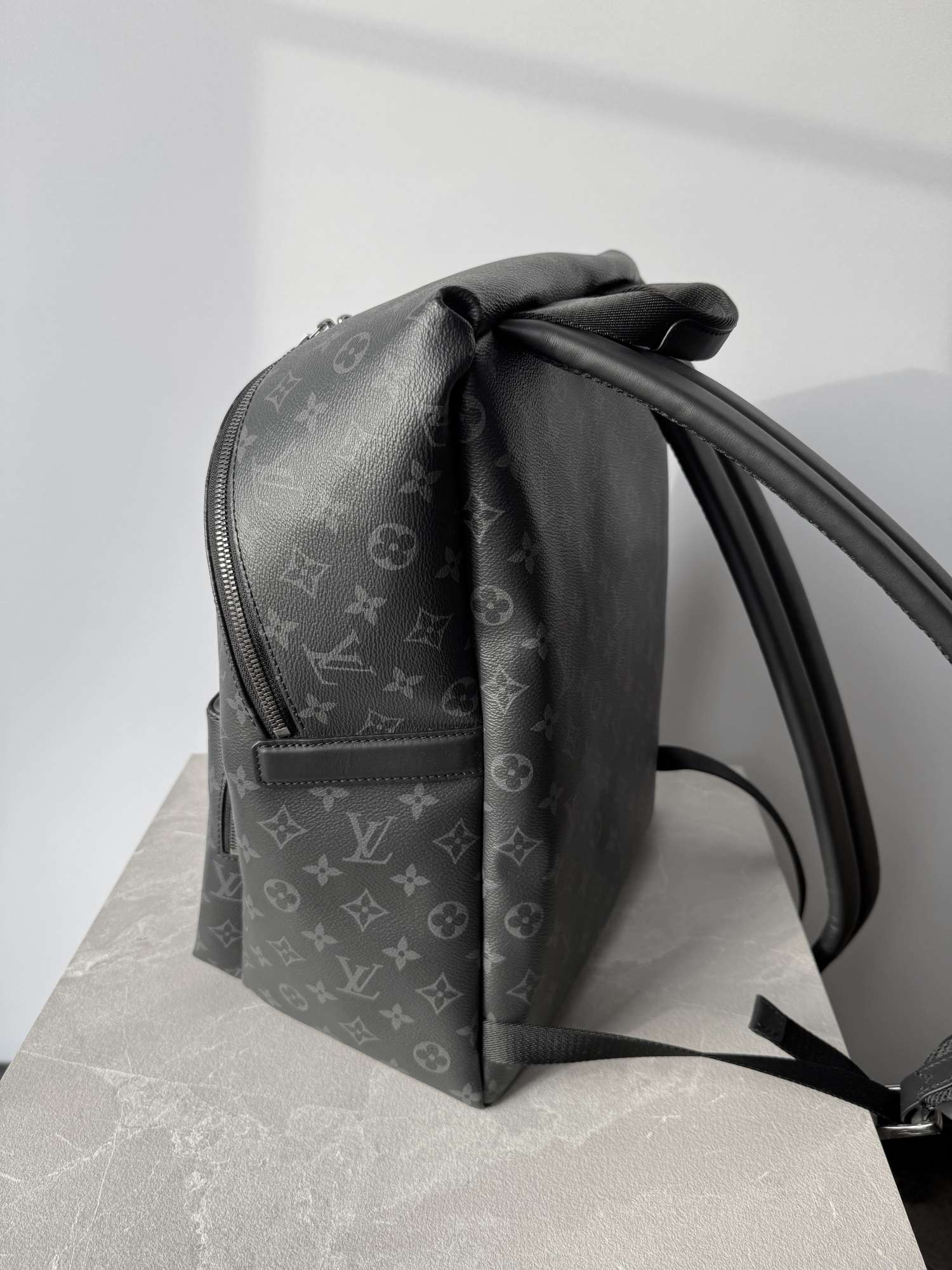 LOUIS VUITTON Discovery Monogram pánsky ruksak
