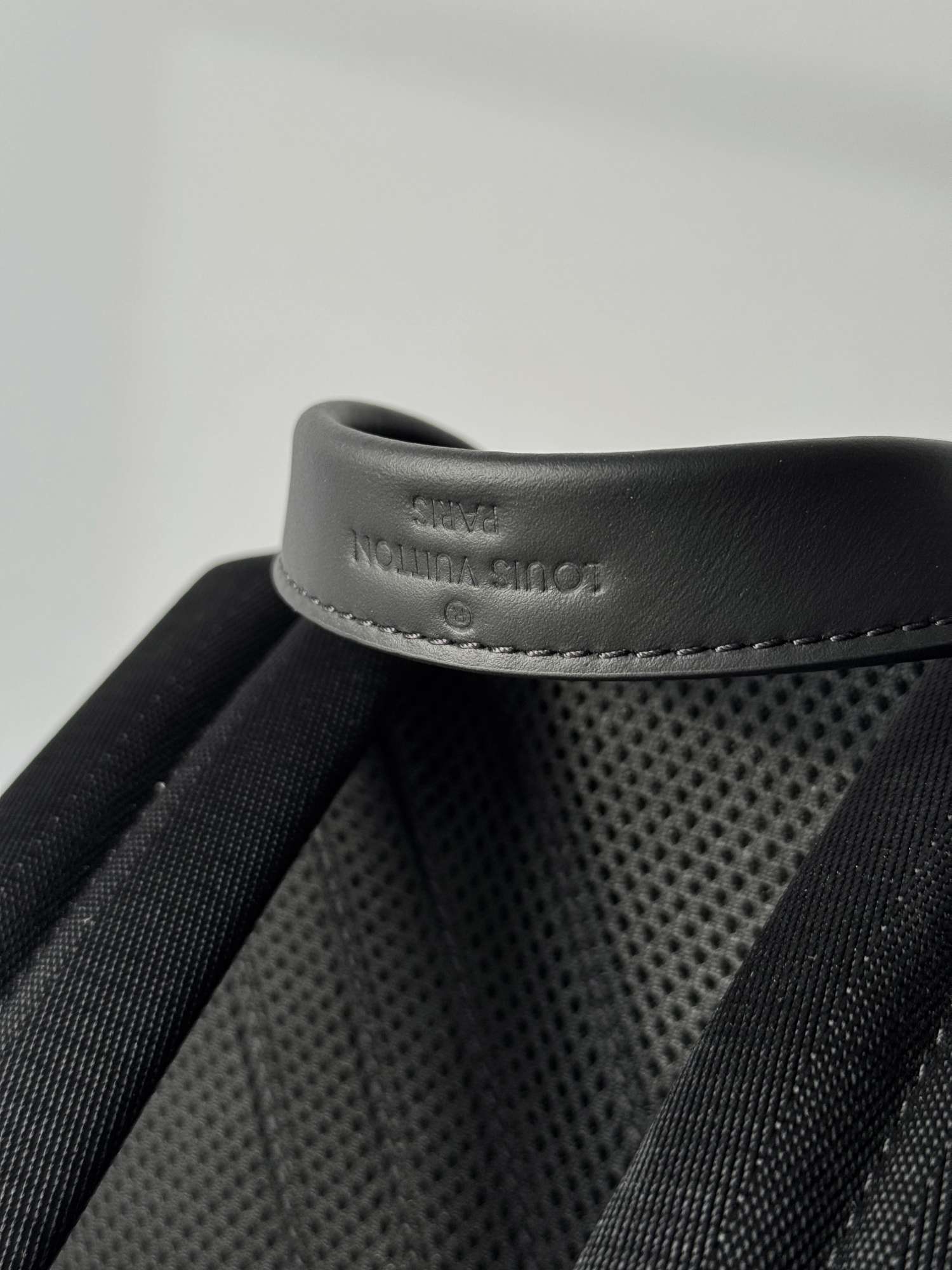 LOUIS VUITTON Aerogram Takeoff pánsky ruksak