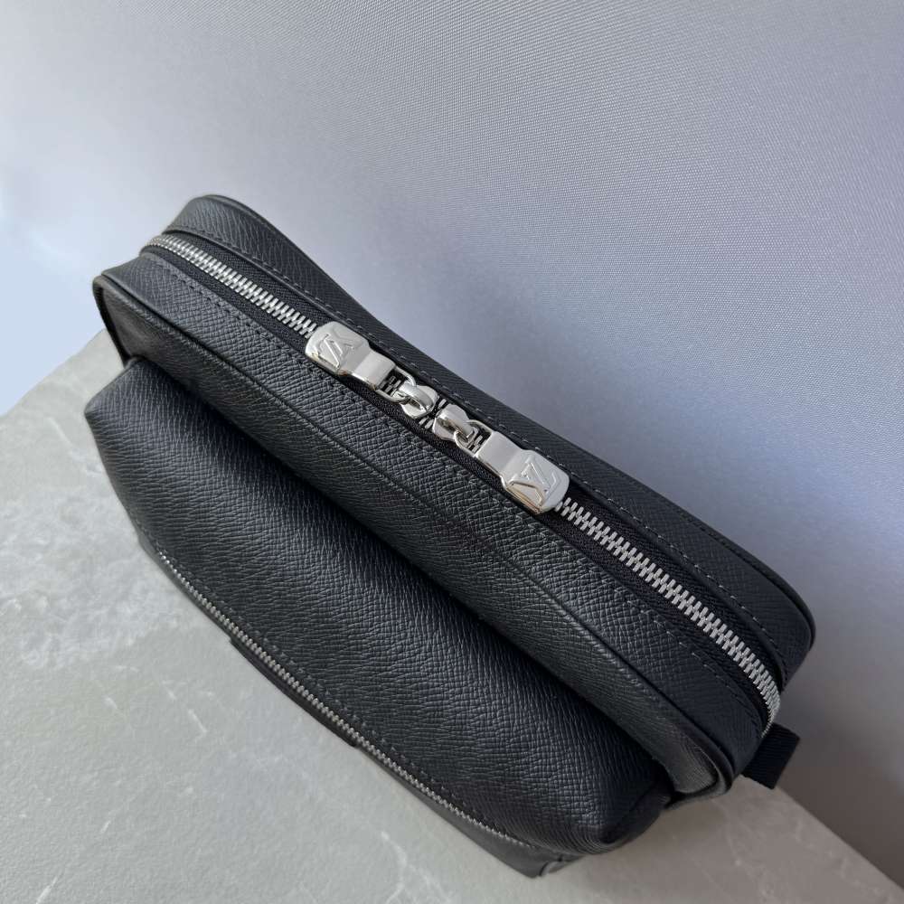 LOUIS VUITTON Outdoor Bumbag taška