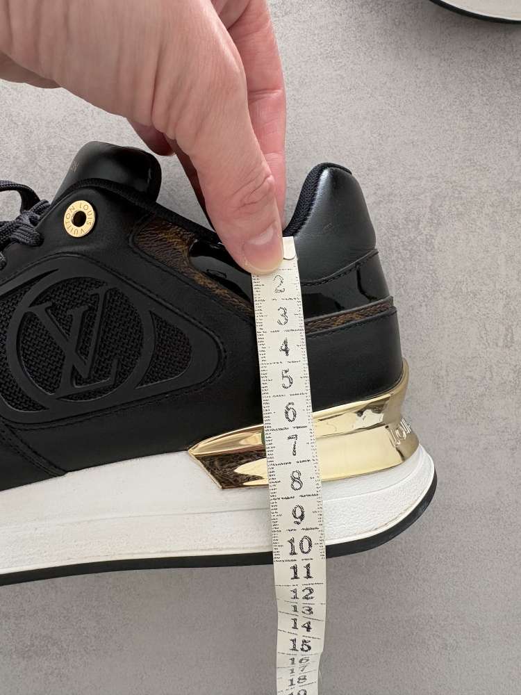 Louis Vuitton Neo Run Away tenisky, pc 25900 kč