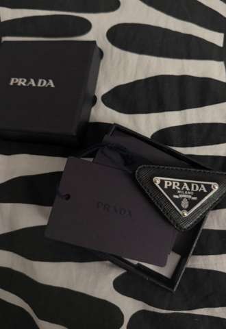 https://www.vipluxury.sk/Prada brošňa