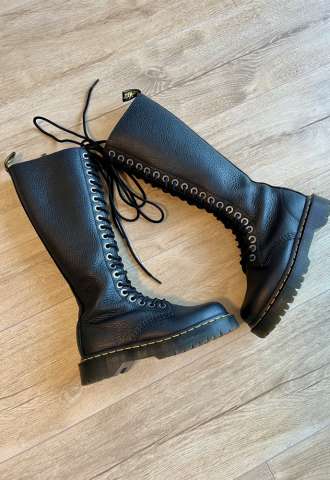 https://www.vipluxury.sk/Dr. Martens čierne kožené čižmy s vysokým viazaním 37