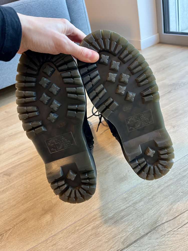 Dr. Martens čierne kožené čižmy s vysokým viazaním 37