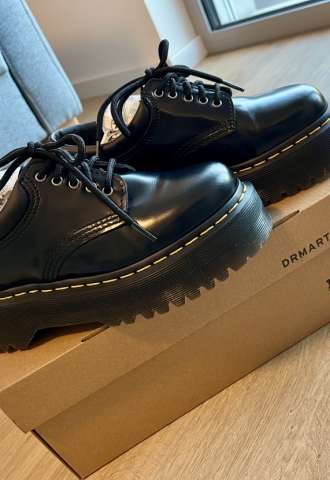 https://www.vipluxury.sk/Dr. Martens čierne nízke kožené topánky na šnurovanie 37