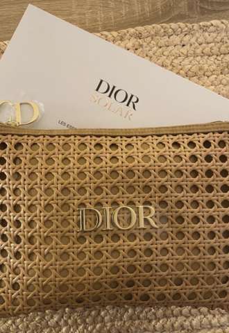 https://www.vipluxury.sk/Dior clutch bez kozmetiky