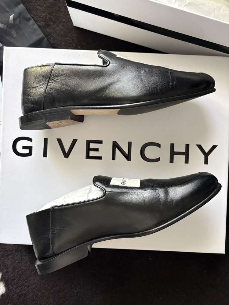 Givenchy label loafers, slides, nová kolekcia