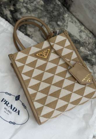 https://www.vipluxury.sk/Prada mini kabelka + strap