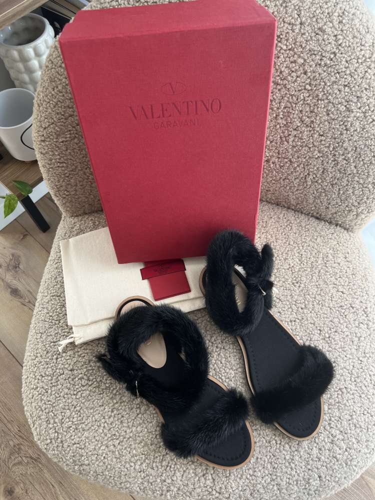 Valentino kožušinove sandálky