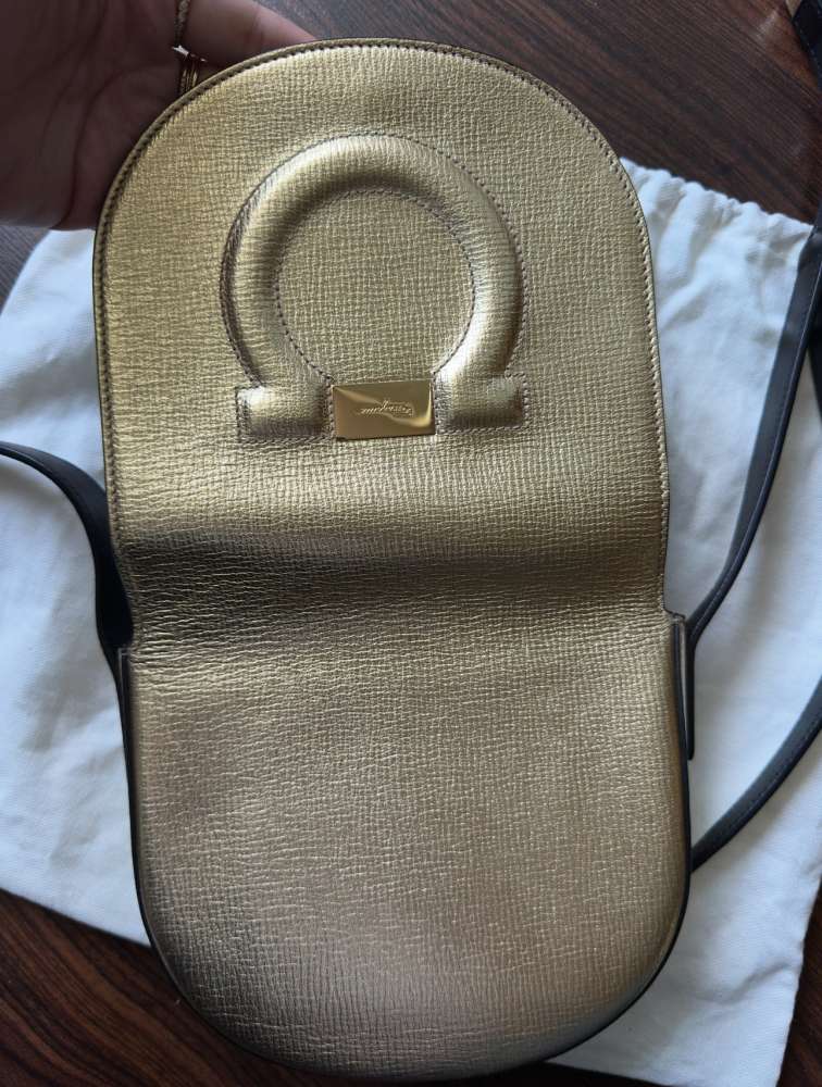 Kabelka cez telo Salvatore Ferragamo