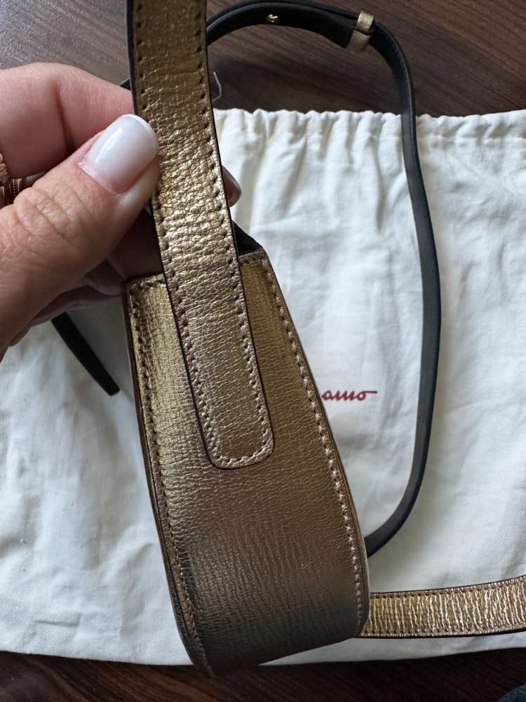 Kabelka cez telo Salvatore Ferragamo