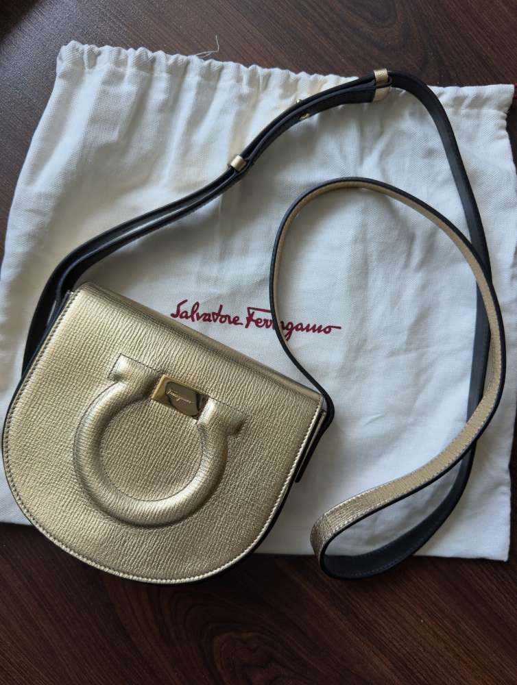 Kabelka cez telo Salvatore Ferragamo