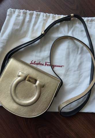 https://www.vipluxury.sk/Kabelka cez telo Salvatore Ferragamo