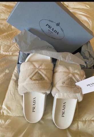 https://www.vipluxury.sk/Prada šľapky