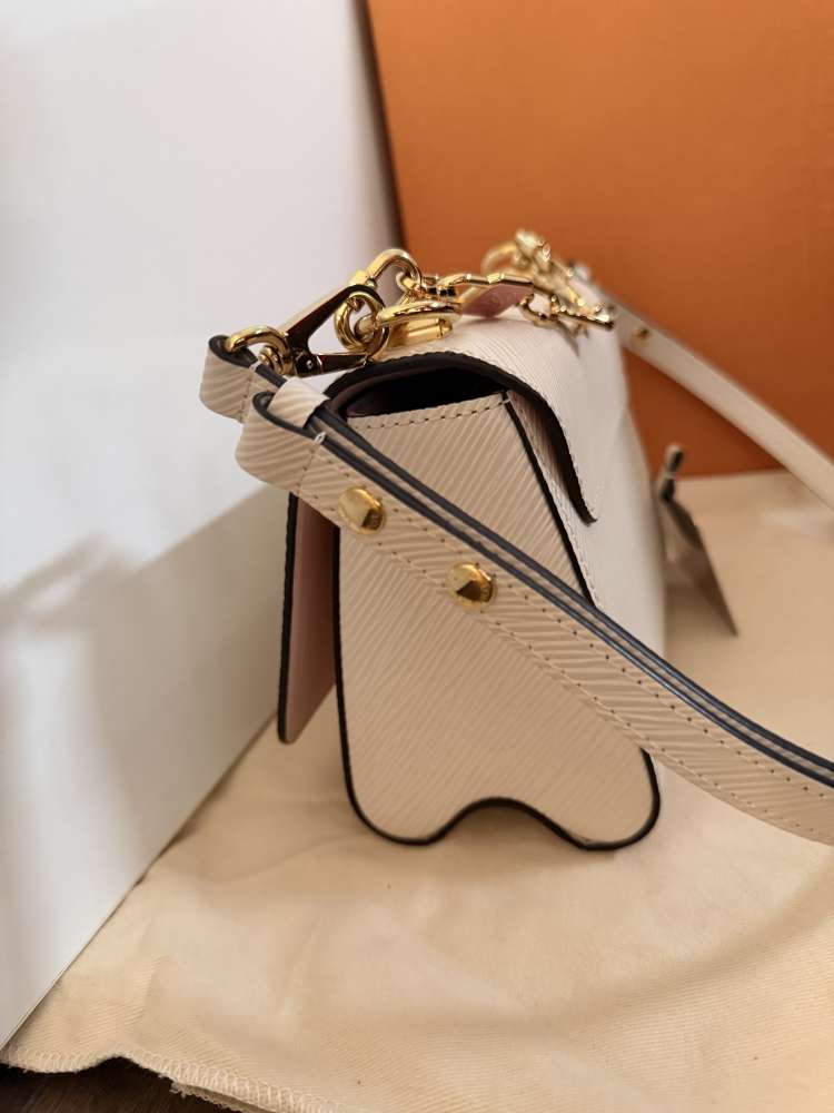 Louis Vuitton TWIST PM EPI QUAR