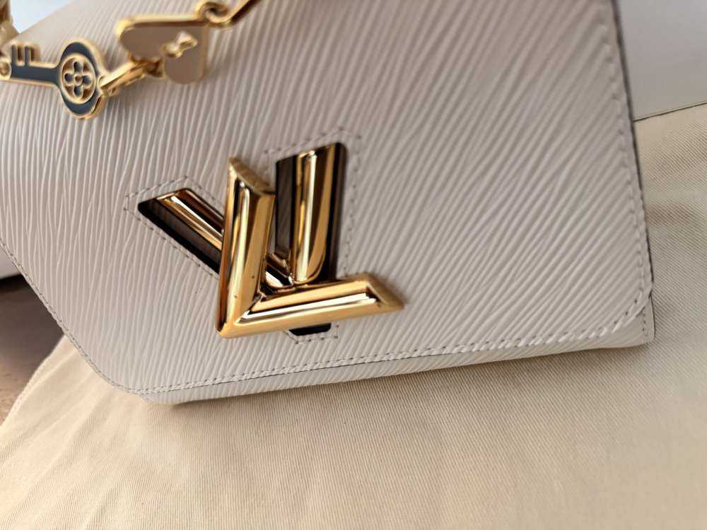 Louis Vuitton TWIST PM EPI QUAR