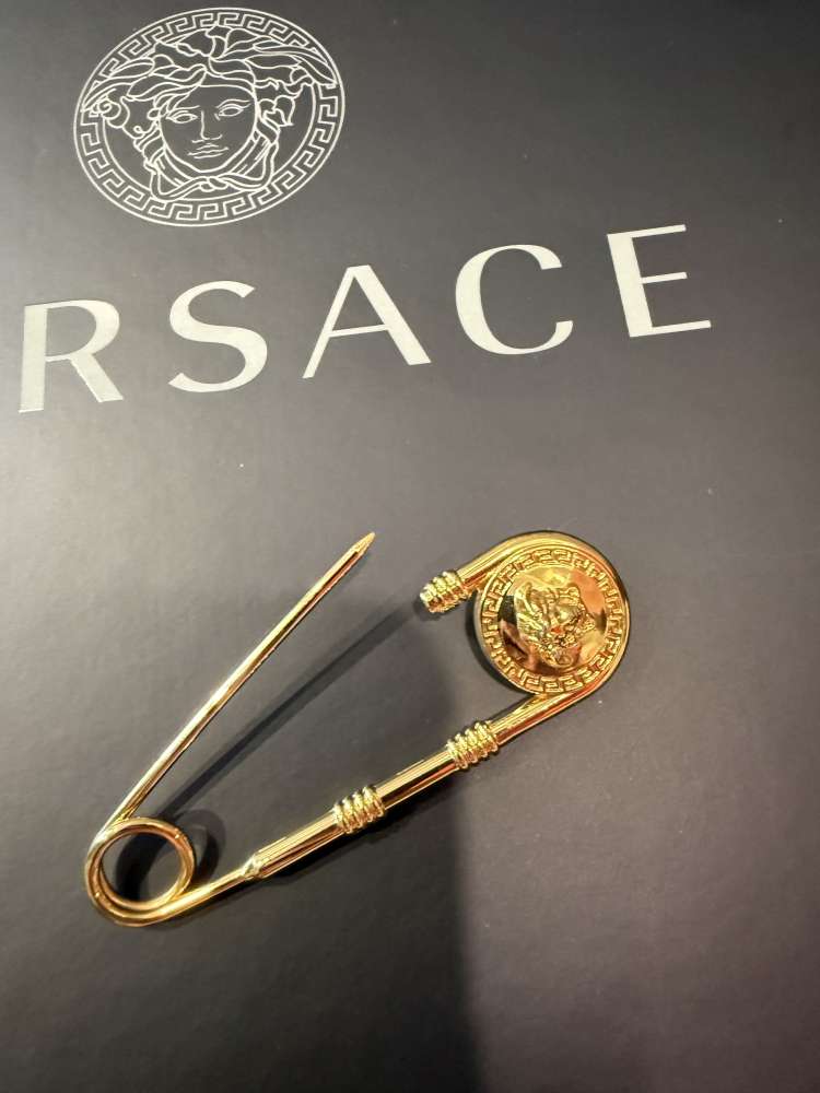 Versace brosna
