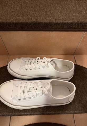 https://www.vipluxury.sk/Tenisky Valentino