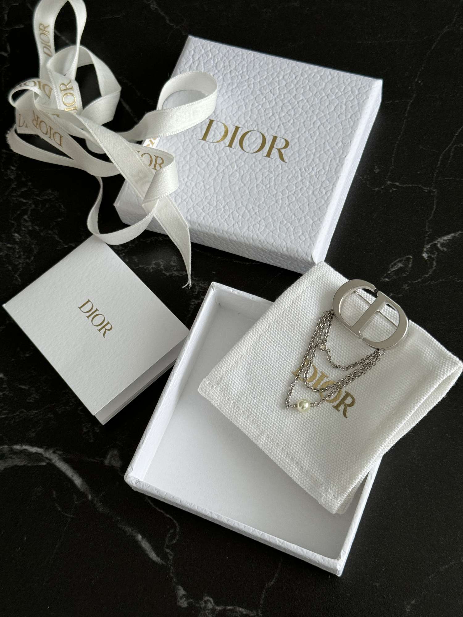 Dior brošňa