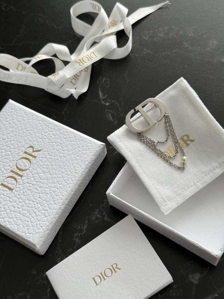 Dior brošňa