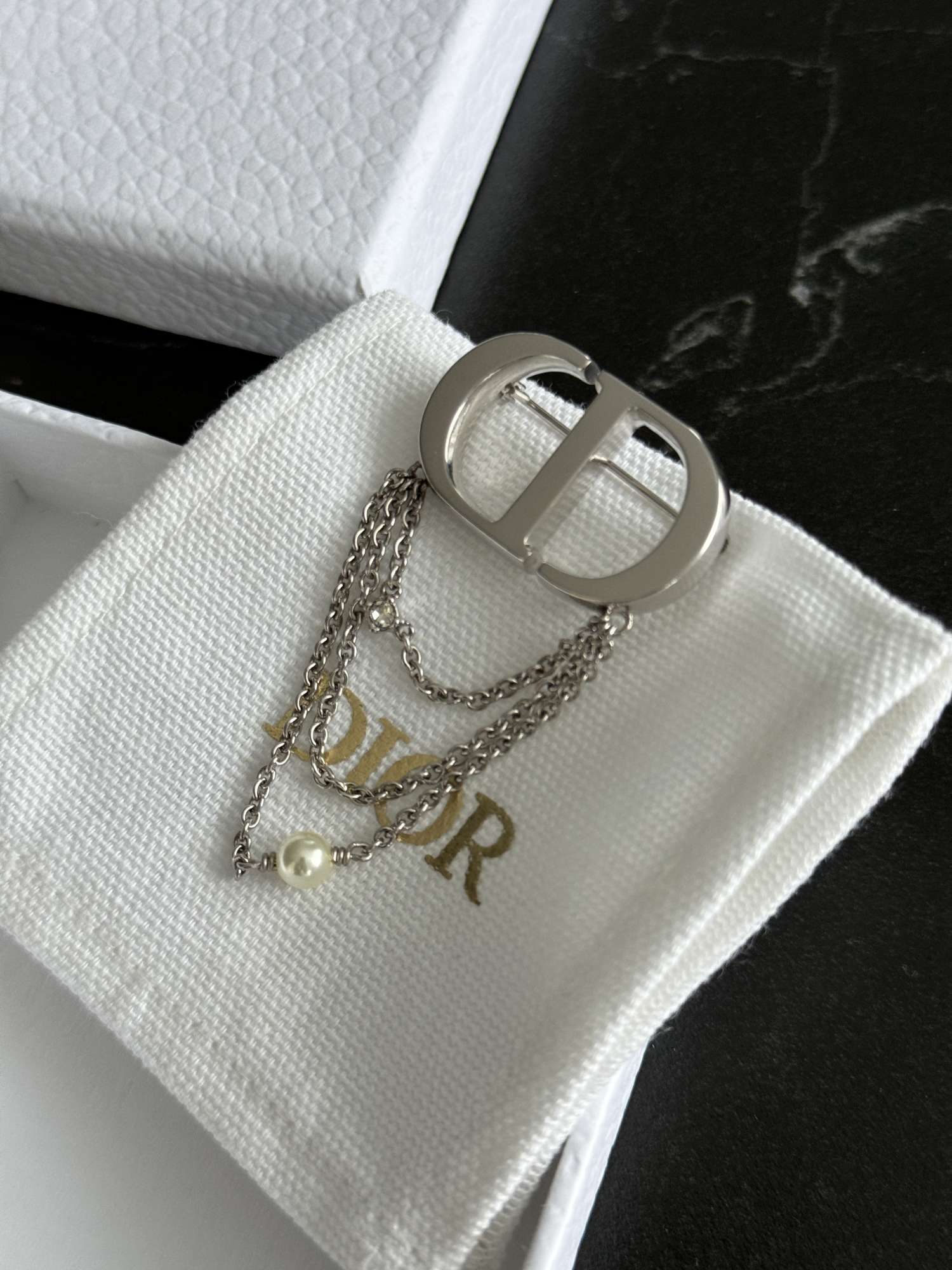 Dior brošňa