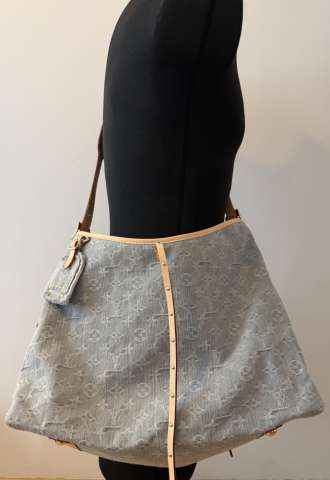https://www.vipluxury.sk/Louis Vuitton Denim CarryAll MM Washed Gray