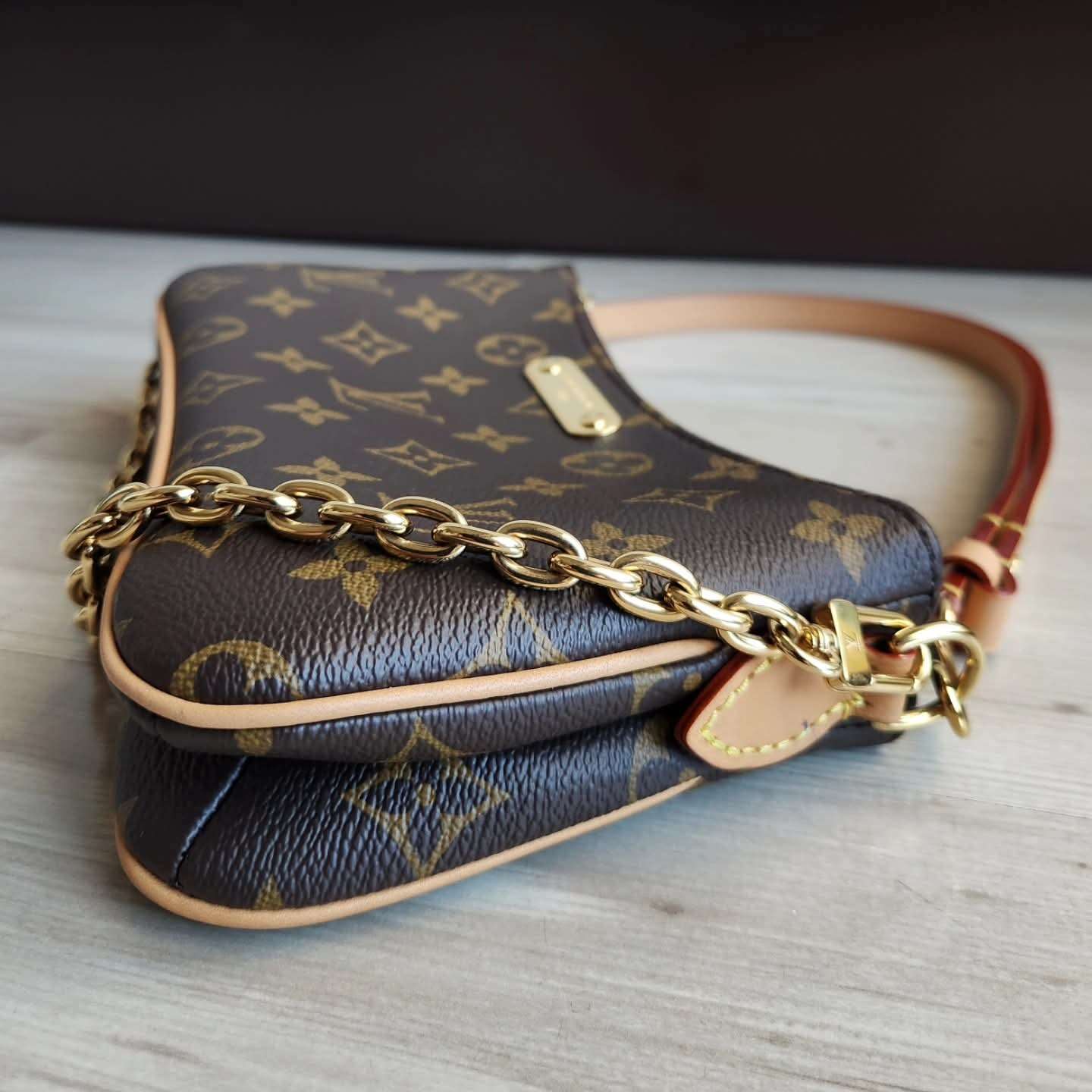 Louis Vuitton Pochette Liv