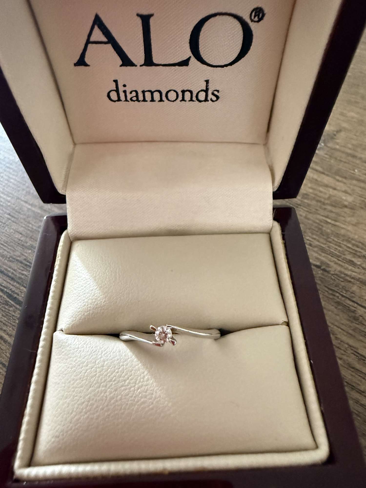 Alo diamonds zlatý prsten s diamantom