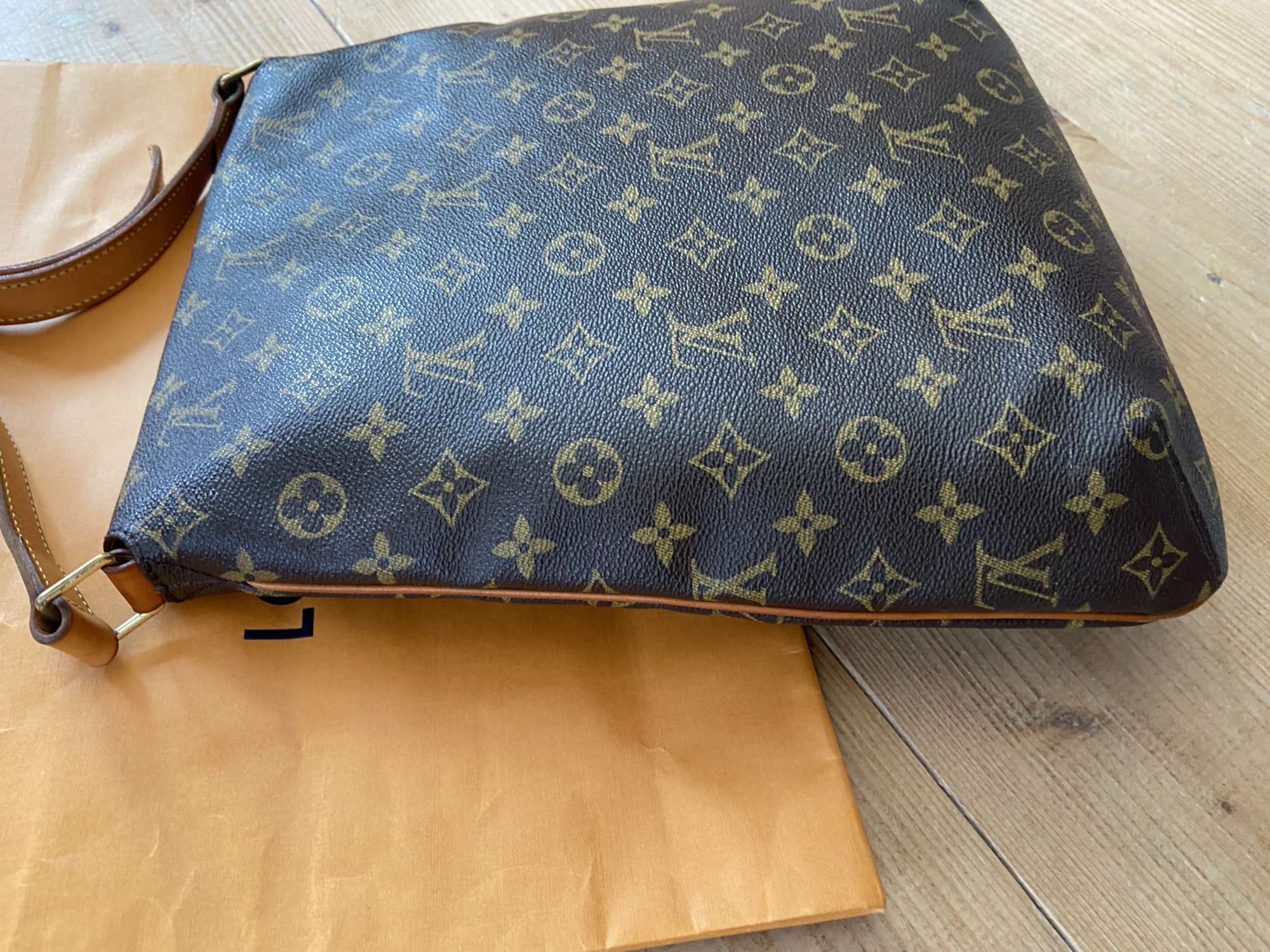 Louis Vuitton messenger