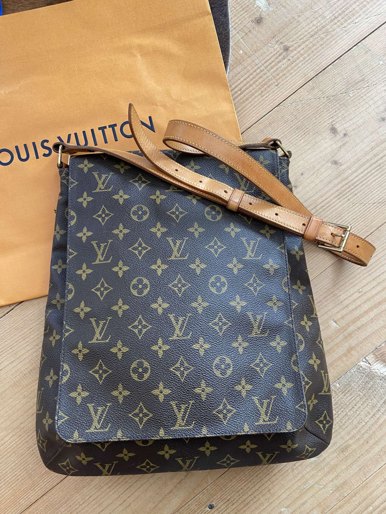 Louis Vuitton messenger