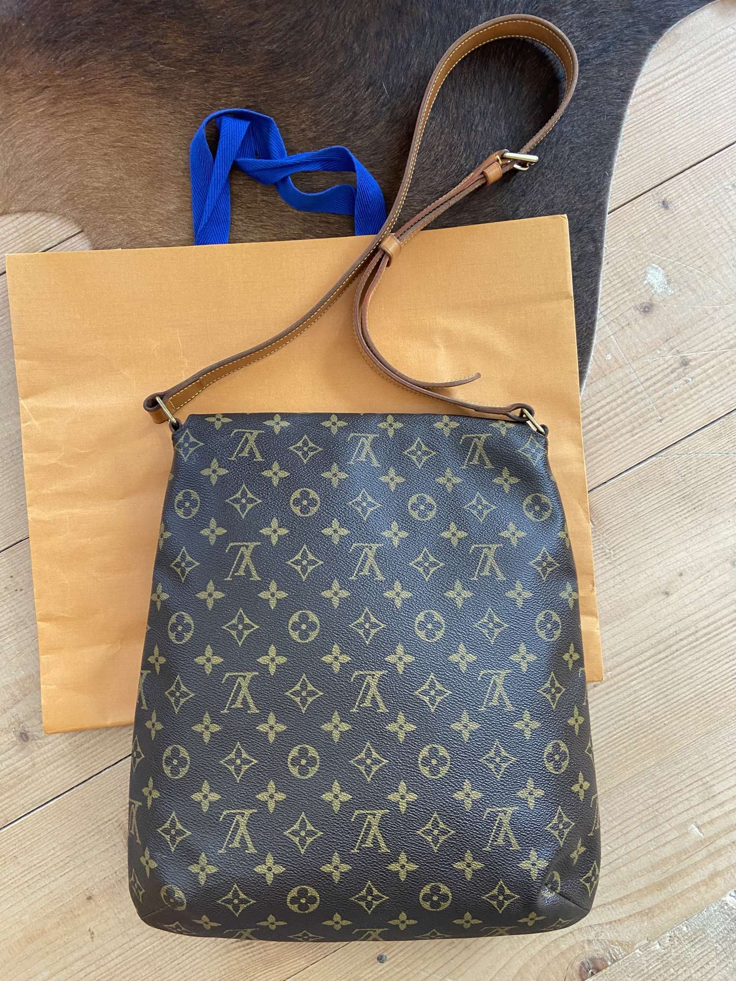 Louis Vuitton messenger