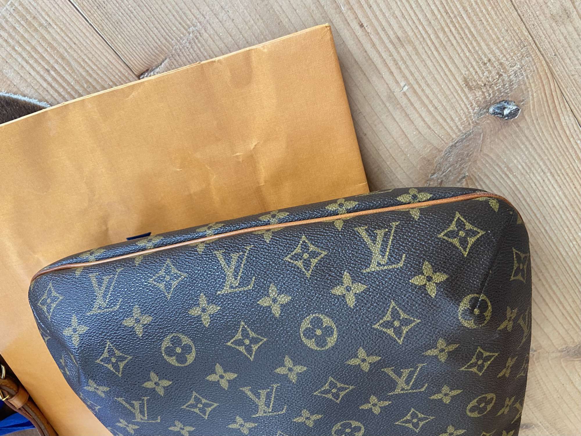 Louis Vuitton messenger